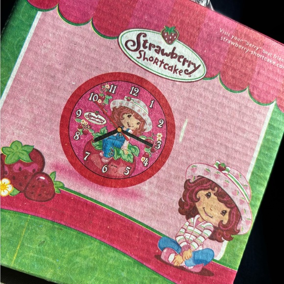Strawberry Shortcake 2008 Wall Clock - Picture 1 of 2